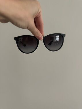 Classic Ray-Ban Black Round Sunglasses - UV Protection